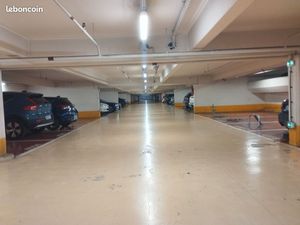Parking a vendre centre commercial Italie2