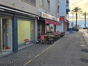 Le Grau du Roi Rive gauche très bel emplacement Local environ 55 m° 6 m de façade