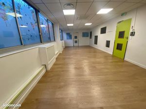 Bureau 680 m²