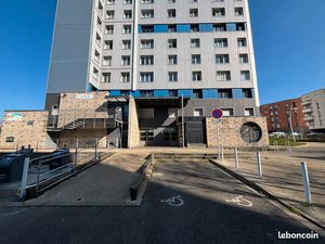 ◊ À louer – Local commercial ou bureaux – Tour Le Peclet  Saint-Nicolas