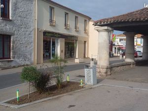 Grand local commercial centre bourg de moutiers les Maufaits