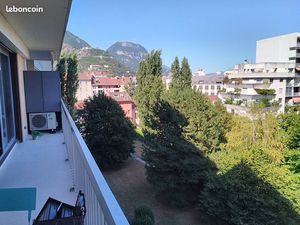 Grenoble Centre proche Mc Do Jaurès grand studio meublé 32 m² standing calme grd balcon pa