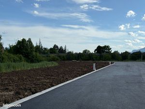 Très beau terrain constructible plat viabilisé à Charance