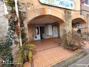 Petit local commercial avec vitrine sur place principale