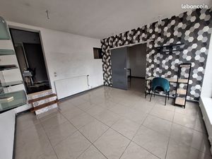 À louer – Local professionnel 3 pièces avec vitrine et parkings