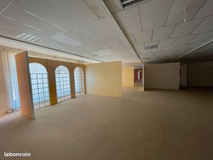 Locaux commerciaux ou bureaux à louer visibles et à proximité immédiate de l'autoroute A20
