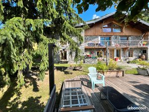 Ensemble de chalets au pied des stations de ski