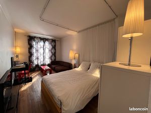 Grand Studio meublé de 35 m2 sur rue privée  au 4e étage  vue sur un monastère
