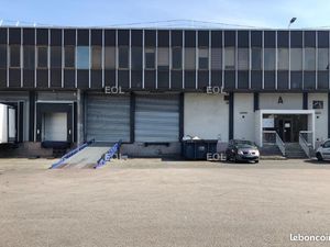 Local logistique 1 330 m²