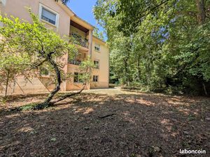 Appartement traversant de plain-pied  au calme dans son écrin de verdure.  centre-ville  a