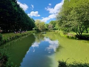 Etang et terrain de loisir