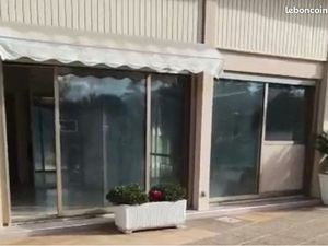 Local commercial rez de chaussée 37 m² avec vitrine