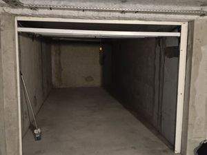 Grand garage sous sol sécurisé proche tram A