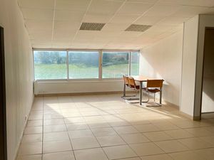 Bureau / Local commercial – 97 m²