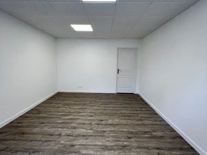 Location Bureau / Local Commercial - 33 m² Courteille