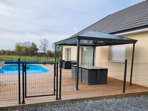 Pavillon avec piscine