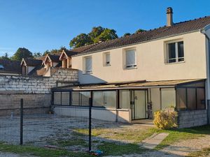 Maison à louer Nailly■Comprend au rez-de-chaussée une grande véranda  une pièce de vie  cu