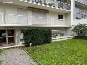 Grand appartement T2/3. Résidence calme et sécurisée. Parking