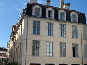 Bel immeuble pierre Pau hypercentre refait neuf loué et géré