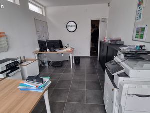 Bureaux rénovés à louer – Saint-Priest-en-Jarez (Place Massenet)