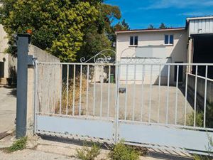 Entrepôt et bureaux