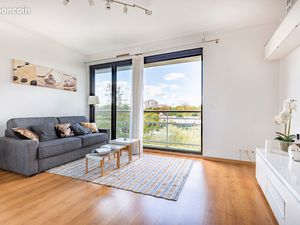 Studio Meublé  île de la jatte  proche Paris 17 eme  balcon vue sur la Seine  cave  parkin