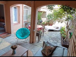 Location jusqu'à juin. Charmant studio avec patio couvert et jardin  plein centre village