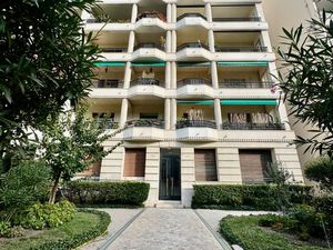 T3/4 116M2 avec jardin au coeur du 8ème