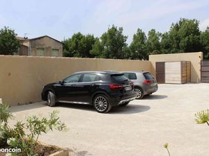 Loue appartement centre ville l'Isle sur la sorgue  place de parking dans cour fermée. Esp