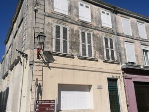 Immeuble de caractère à rénover – Centre historique de Marans