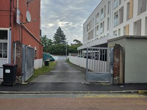 1 Grande Place de parking non couverte dans espace fermé et sécurisé Henin Beaumont centre