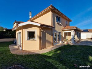 Maison plein centre du village