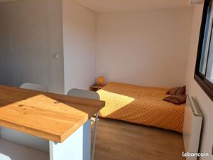 STUDIO meublé lumineux refait à neuf