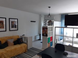 Grand studio facs et tram a 300 m petit port ideal etudiants