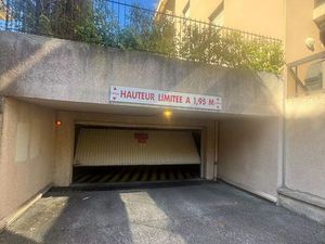 Parking fermé dans résidence sécurisée Californie