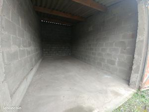 Garage bétonné aux justices