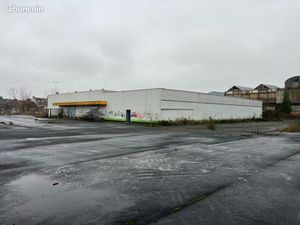 Local commercial de 2000m2 sur terrain de 20 000m2