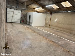 Local de stockage avec bureau