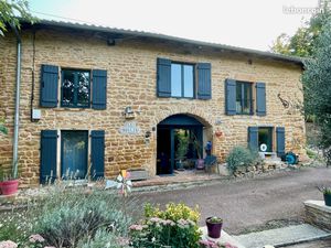 Maison en pierres dorées