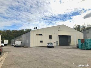 Local industriel 2 200 m²