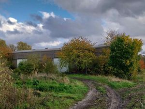 Local activité 1000 M2 fermé -statut agricole