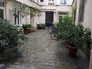 A vendre une pièce meublée à Paris 9