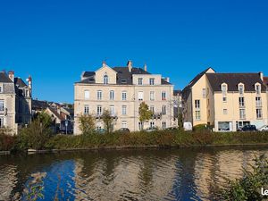 F2 face a la bibliothèque regionale