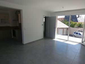 2/3 pièces avec un grand garage