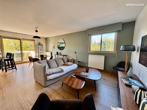 Bordeaux Primrose: Grand T2 rénové avec terrasse et pkg