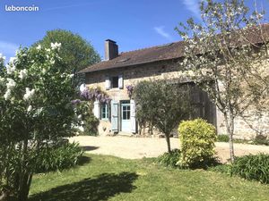 Charmante propriété rénovée avec deux maisons d'amis et grange  dans un hameau prisé près 