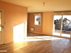 Proche du bourg de L'Hermitage à vendre bel appartement T3 de 67 m2 avec un balcon et un g