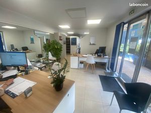 Local RDC avec vitrines + parking - Montpellier centre