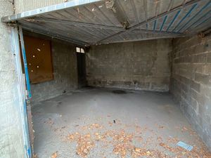 Box fermé 44 m² – Local de stockage – Accès utilitaires – Hauteur 2 90 m