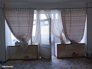 POUR CREATION DE COMMERCE à PLEAUX Cantal limite Corrèze MAISON D’HABITATION AVEC VITRINE 